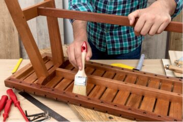 Come pulire e proteggere i mobili da giardino in legno